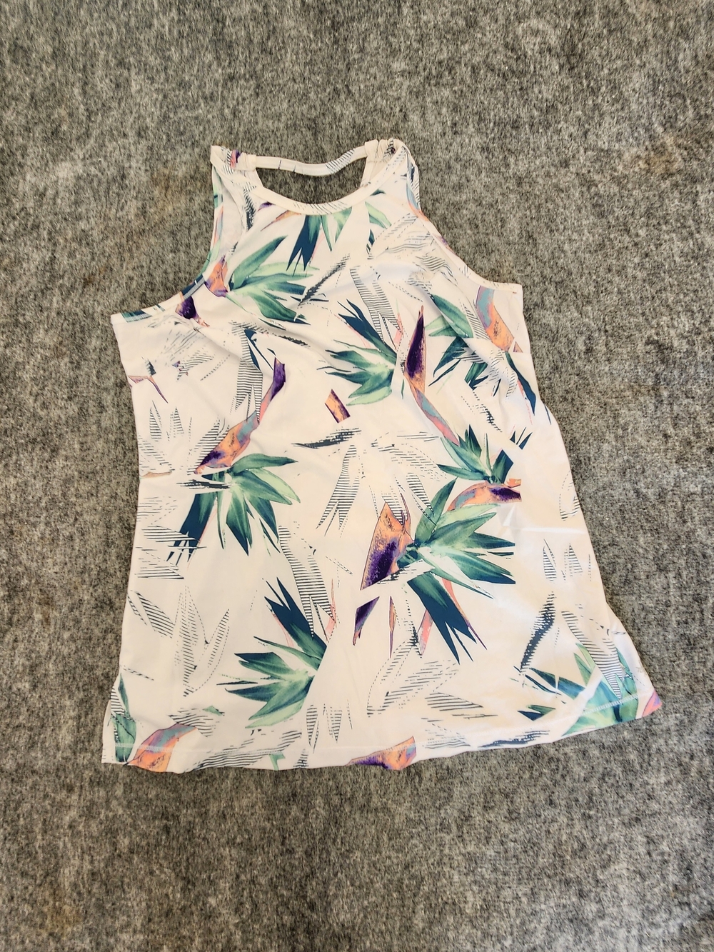 Tek Gear DryTek White Tropical Leaf Racerback Tank M.
White/multicolor tropical